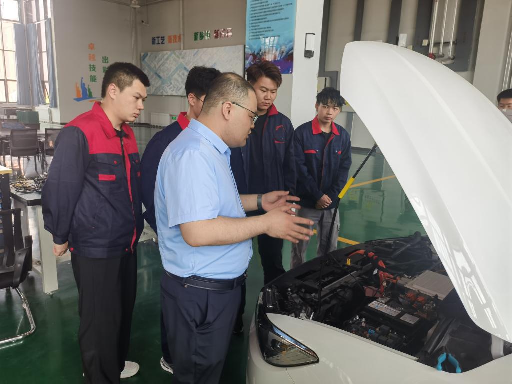 賦能未來，筑夢新能源——學院隆重舉行產業教授聘任儀式暨技術開發論壇